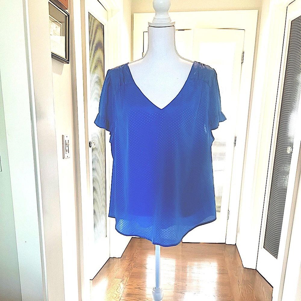 🌼 CeCe light v-neck ruffle sleeve blouse 🌼